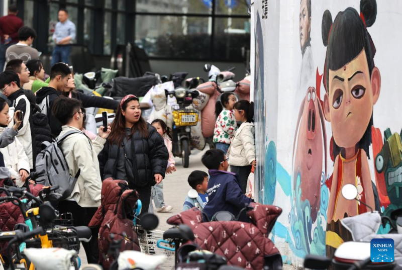 Γκρ?φιττι και τοιχογραφ?ε? με θ?μα το δημοφιλ?? block?buster?“Ne?Zha?2” σε π?λει? τη? Κ?να?