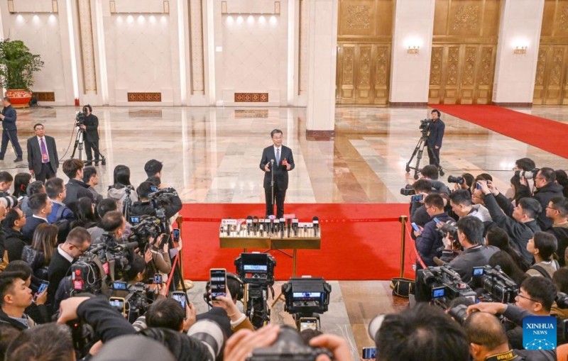 Ο Κιν?ζο? Υπουργ?? Παιδε?α? Χου?ι Τζινπ?νγκ δ?νει συν?ντευξη μετ? την εναρκτ?ρια συνεδρ?αση τη? τρ?τη? συν?δου του Εθνικο? Λα?κο? Συνεδρ?ου (NPC) στη Μεγ?λη Α?θουσα του Λαο? στο Πεκ?νο, πρωτε?ουσα τη? Κ?να?, στι? 5 Μαρτ?ου 2025.