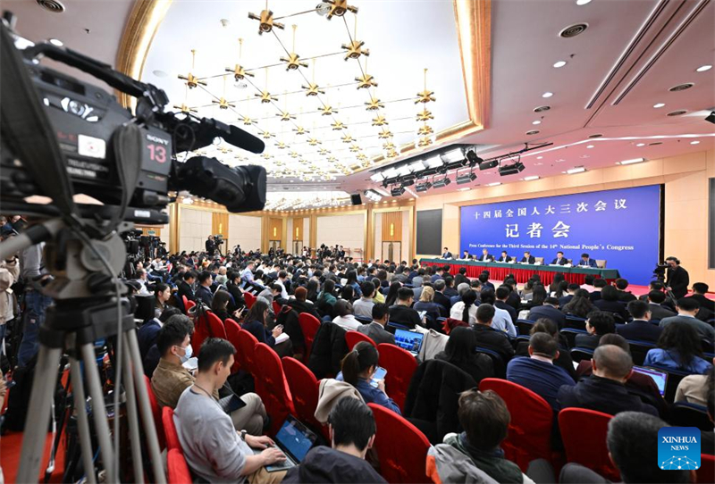 Ο Ζενγκ Σανγι?, επικεφαλ?? τη? Εθνικ?? Επιτροπ?? Αν?πτυξη? και Μεταρρυθμ?σεων, ο Λαν Φο’αν, υπουργ?? Οικονομικ?ν, ο Γου?νγκ Γουεντ?ο, υπουργ?? Εμπορ?ου, ο Παν Γκονγκσ?νγκ, διοικητ?? τη? Λα?κ?? Τρ?πεζα? τη? Κ?να?, και ο Γου Τσινγκ, πρ?εδρο? τη? Επιτροπ?? Ρ?θμιση? Κινεζικ?ν Κινητ?ν Αξι?ν, παρευρ?σκονται σε συν?ντευξη Τ?που για την οικονομ?α, στο πλα?σιο τη? τρ?τη? συν?δου του 14ου Εθνικο? Λα?κο? Συνεδρ?ου (NPC) στο Πεκ?νο, πρωτε?ουσα τη? Κ?να?, στι? 6 Μαρτ?ου 2025. Φωτογραφ?α / Xinhua