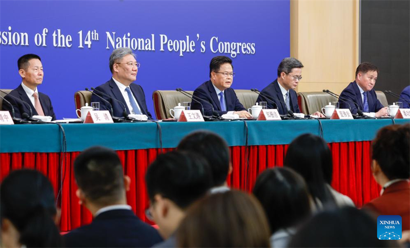 Ο Ζενγκ Σανγι?, επικεφαλ?? τη? Εθνικ?? Επιτροπ?? Αν?πτυξη? και Μεταρρυθμ?σεων, ο Λαν Φο’αν, υπουργ?? Οικονομικ?ν, ο Γου?νγκ Γουεντ?ο, υπουργ?? Εμπορ?ου, ο Παν Γκονγκσ?νγκ, διοικητ?? τη? Λα?κ?? Τρ?πεζα? τη? Κ?να?, και ο Γου Τσινγκ, πρ?εδρο? τη? Επιτροπ?? Ρ?θμιση? Κινεζικ?ν Κινητ?ν Αξι?ν, παρευρ?σκονται σε συν?ντευξη Τ?που για την οικονομ?α, στο πλα?σιο τη? τρ?τη? συν?δου του 14ου Εθνικο? Λα?κο? Συνεδρ?ου (NPC) στο Πεκ?νο, πρωτε?ουσα τη? Κ?να?, στι? 6 Μαρτ?ου 2025. Φωτογραφ?α / Xinhua