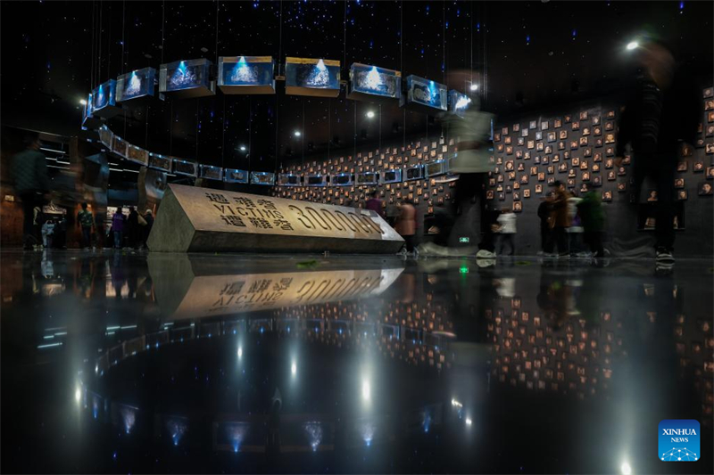 Επισκ?πτε? στο Μνημε?ο των Θυμ?των τη? Σφαγ?? τη? Ναντζ?νγκ απ? Ι?πωνε? εισβολε??, στη Ναντζ?νγκ, στην ανατολικ? επαρχ?α Τζιανγκσο? τη? Κ?να?, 11 Μαρτ?ου 2025. Φωτογραφ?α / Xinhua