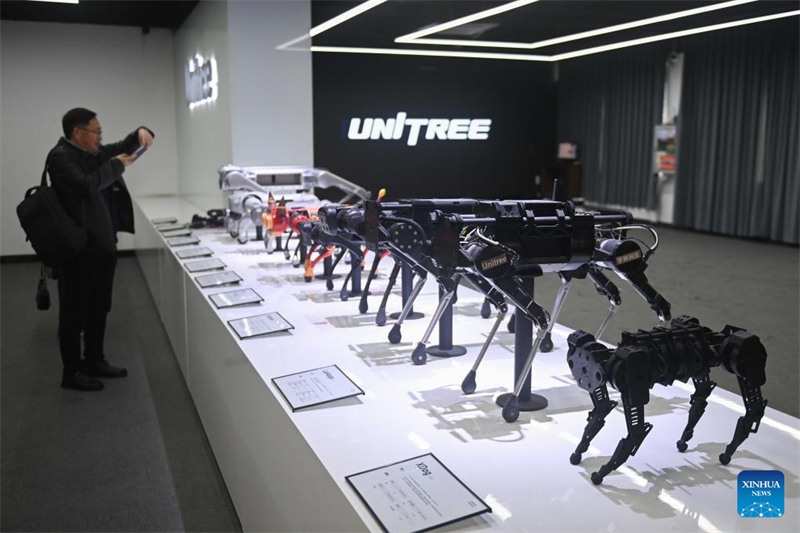 Επισκ?πτη? φωτογραφ?ζει τα ρομποτικ? σκυλι? στην α?θουσα ?κθεση? τη? Unitree Robotics στη Χανγκζο?, στην ανατολικ? Κ?να, στην επαρχ?α Zhejiang, στι? 20 Φεβρουαρ?ου 2025. Φωτογραφ?α / Xinhua
