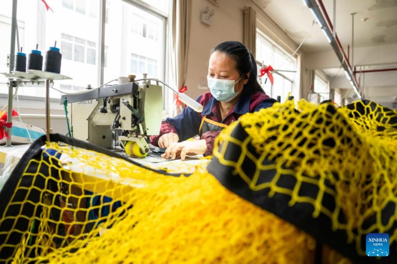 ?να? εργ?τη? κατασκευ?ζει αθλητικ? δ?χτυα στην εταιρε?α Hunan Xinghai Sports Co., Ltd. (Xinghai Sports) στην π?λη Γιουανγι?νγκ, στην κεντρικ? επαρχ?α Χουν?ν τη? Κ?να?, 12 Μαρτ?ου 2025. 