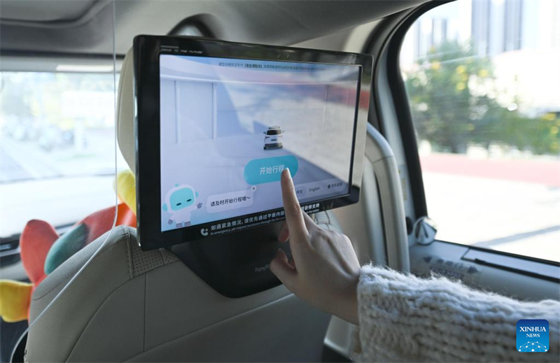 Σ?νδεση του αεροδρομ?ου τη? Γκουανγκτζ?ου με την π?λη μ?σω αυτ?νομων ταξ? χωρ?? οδηγ?