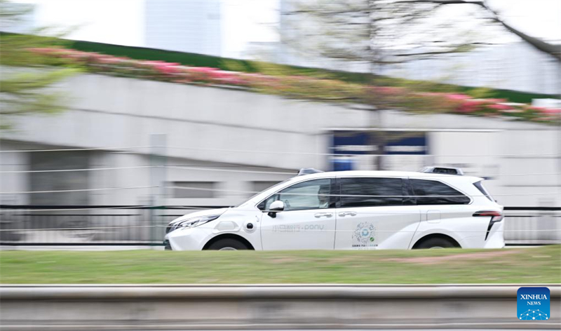 Σ?νδεση του αεροδρομ?ου τη? Γκουανγκτζ?ου με την π?λη μ?σω αυτ?νομων ταξ? χωρ?? οδηγ?