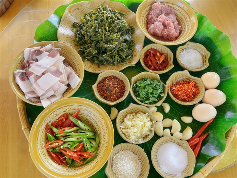 Φωτογραφ?α δε?χνει ?να πι?το με βλαστο?? Crateva unilocularis. (Φωτογραφ?α, ευγενικ? προσφορ? του κ?ντρου ενοποιημ?νων μ?σων τη? π?λη? Τενγκτσ?νγκ)