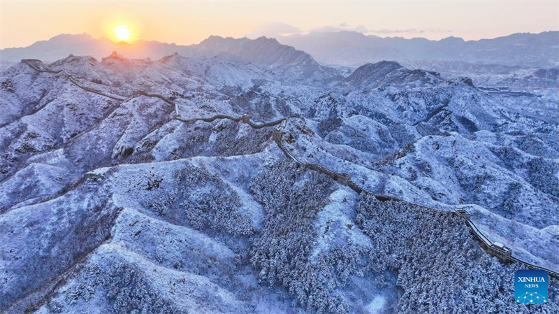 Φωτογραφ?α απ? drone που λ?φθηκε στι? 16 Μαρτ?ου 2025, δε?χνει το χιονισμ?νο τοπ?ο στο τμ?μα Τζινσ?νλιγκ του Μεγ?λου Τε?χου? στην επαρχ?α Λουανπ?νγκ, π?λη Τσενγκντ?, β?ρεια Κ?να, στην επαρχ?α Χεμπ?ι. Φωτογραφ?α / Xinhua