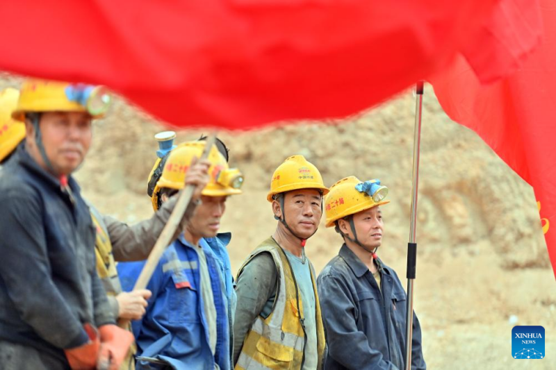 Αυτ? η φωτογραφ?α, που τραβ?χτηκε στι? 8 Ιανουαρ?ου 2025, δε?χνει εργαζομ?νου? στο εργοτ?ξιο εν?? αυτοκινητ?δρομου που συνδ?ει το Yufeng και το Yizhou στην περιοχ? Guangxi Zhuang τη? Ν?τια? Κ?να?, στην Liuzhou τη? Guangxi. 