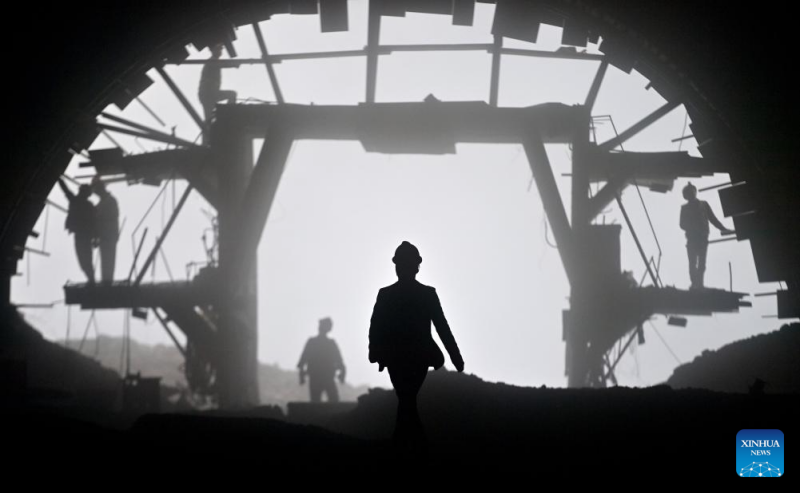 Οι πολλαπλ?? ?ψει? των εργαζομ?νων στο εργοτ?ξιο του αυτοκινητ?δρομου στην περιοχ? Guangxi?τη? Κ?να?