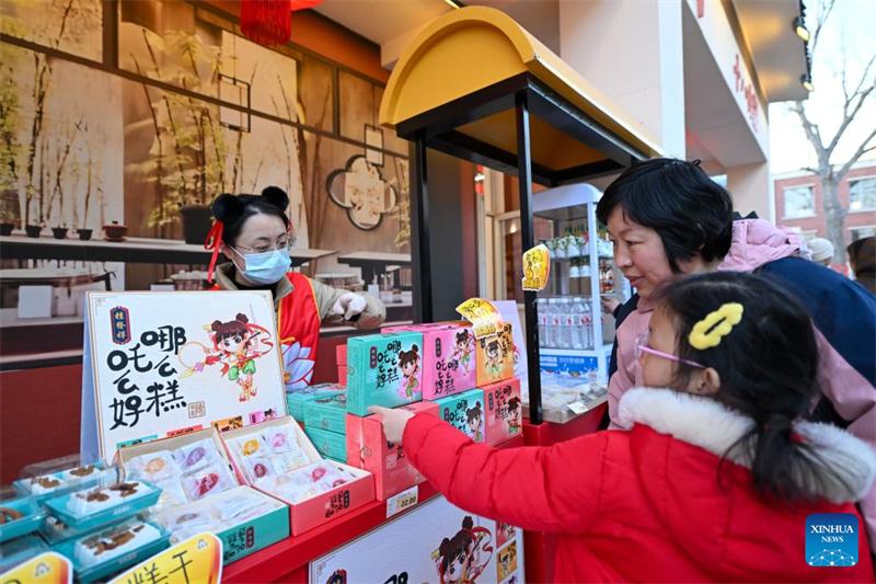 Επισκ?πτε? επιλ?γουν γλυκ?σματα στην π?λη Ν?ζα στη β?ρεια Κ?να, Τιαντζ?ν, 16 Μαρτ?ου 2025. Φωτογραφ?α / Xinhua