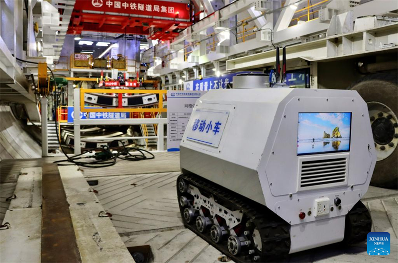 ?να ?ξυπνο ?χημα συναρμολ?γηση? λειτουργε? στη μεγ?λη διαμ?τρου μηχαν? δι?νοιξη? σηρ?γγων "Linghang" στο εργοτ?ξιο τη? σ?ραγγα? Chongming-Taicang, η οπο?α αποτελε? μ?ρο? του σιδηροδρομικο? δικτ?ου υψηλ?? ταχ?τητα? Σαγκ?η?-Τσονγκτσ?νγκ-Τσενγκντο?, κ?τω απ? τον ποταμ? Γιανγκτσ?, στι? 16 Μαρτ?ου 2025. Φωτογραφ?α / Xinhua