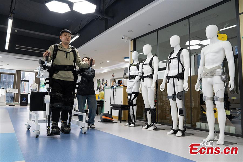 ?να? αν?πηρο? ?νδρα? σηκ?νεται αργ? με τη βο?θεια ρομποτικο? εξωσκελετο? στην π?λη Χανγκτζ?ου, επαρχ?α Τζετζι?νγκ, 13 Μαρτ?ου 2025. Φωτογραφ?α / China News Service