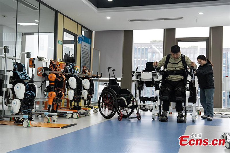 ?να? αν?πηρο? ?νδρα? σηκ?νεται αργ? με τη βο?θεια ρομποτικο? εξωσκελετο? στην π?λη Χανγκτζ?ου, επαρχ?α Τζετζι?νγκ, 13 Μαρτ?ου 2025. Φωτογραφ?α / China News Service