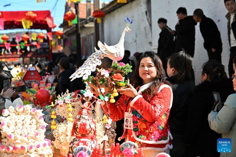 Επισκ?πτε? θαυμ?ζουν τι? φιγο?ρε? απ? ζυμ?ρι στην κομητε?α Λανσι?ν τη? επαρχ?α? Σανσ? στην Κ?να
