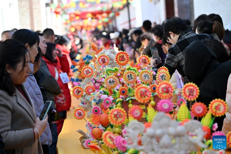 Επισκ?πτε? θαυμ?ζουν τι? φιγο?ρε? απ? ζυμ?ρι στην κομητε?α Λανσι?ν τη? επαρχ?α? Σανσ? στην Κ?να