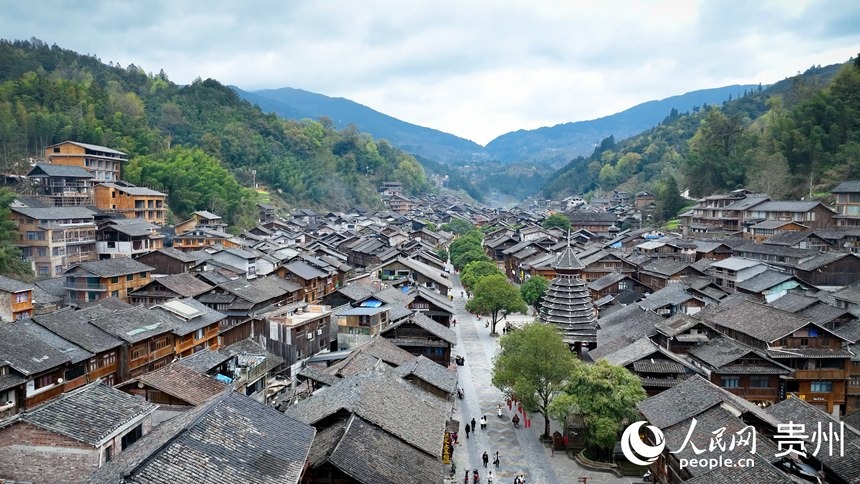 Το Χωρι? Ζαοσ?νγκ των Ντονγκ στο Λιπ?νγκ τη? Γκου?τζ?ου αποτελε? ?να ζωνταν? παν?ραμα τη? εθνοτικ?? του? παραδ?ση?