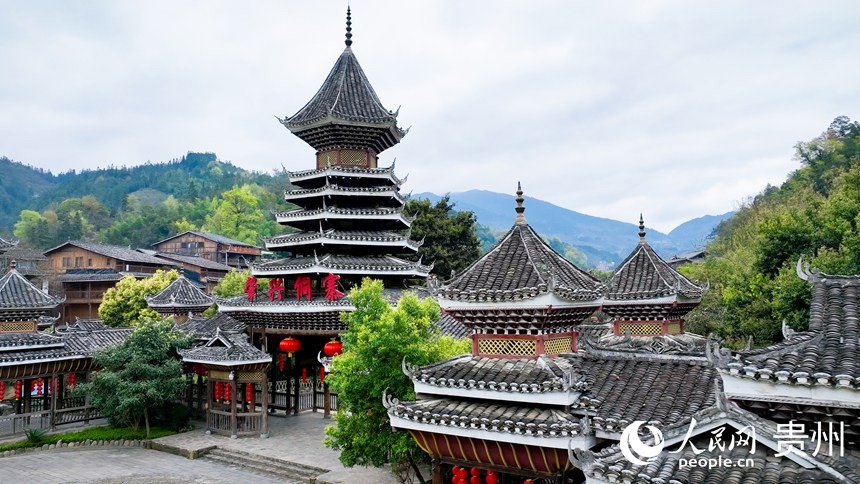 Το Χωρι? Ζαοσ?νγκ των Ντονγκ στο Λιπ?νγκ τη? Γκου?τζ?ου αποτελε? ?να ζωνταν? παν?ραμα τη? εθνοτικ?? του? παραδ?ση?