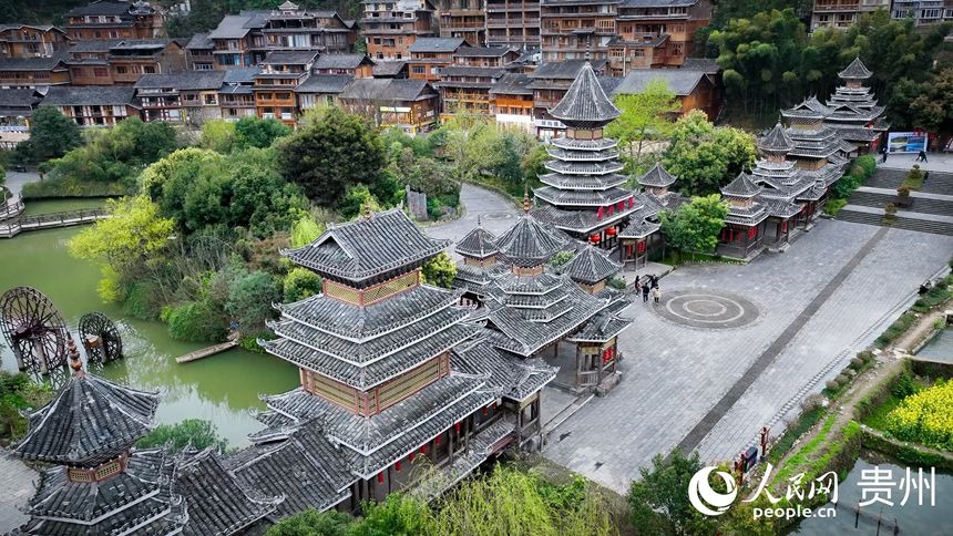 Το Χωρι? Ζαοσ?νγκ των Ντονγκ στο Λιπ?νγκ τη? Γκου?τζ?ου αποτελε? ?να ζωνταν? παν?ραμα τη? εθνοτικ?? του? παραδ?ση?