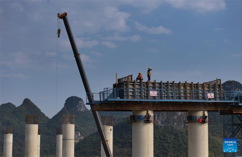 Το εργοτ?ξιο του αυτοκινητ?δρομου που συνδ?ει το Yufeng με το Yizhou στην επαρχ?α Guangxi τη? Κ?να?