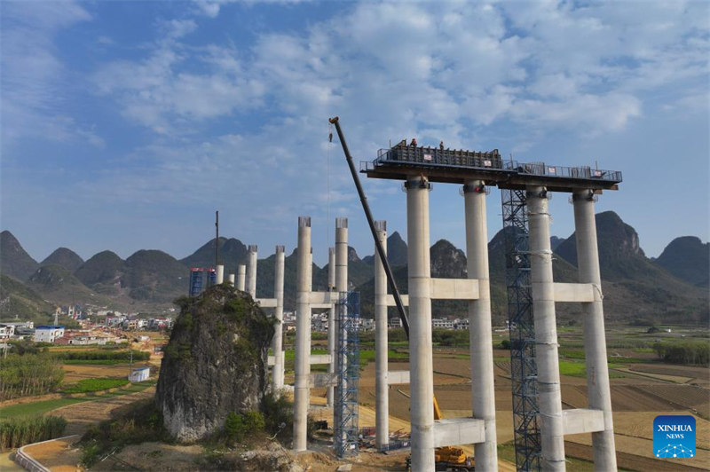 Το εργοτ?ξιο του αυτοκινητ?δρομου που συνδ?ει το Yufeng με το Yizhou στην επαρχ?α Guangxi τη? Κ?να?