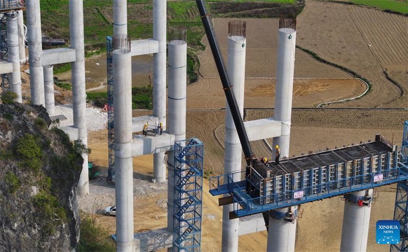 Το εργοτ?ξιο του αυτοκινητ?δρομου που συνδ?ει το Yufeng με το Yizhou στην επαρχ?α Guangxi τη? Κ?να?