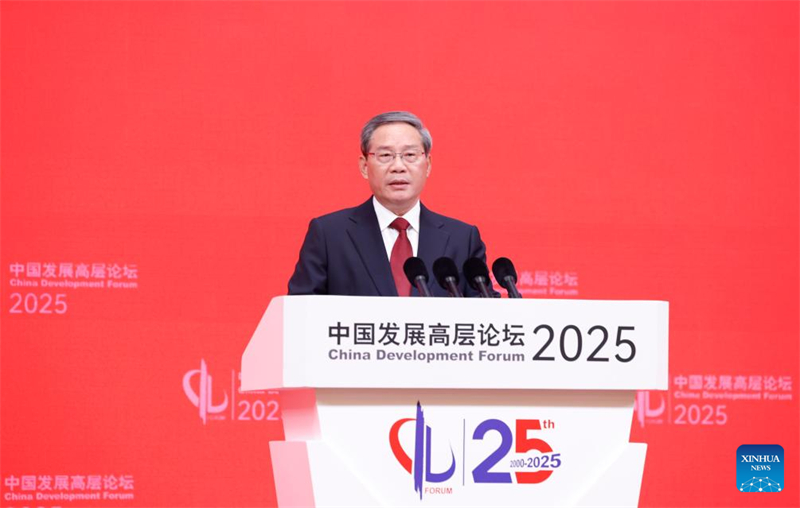 Ο Κιν?ζο? πρωθυπουργ?? Λι Τσιανγκ παρευθηκε στην τελετ? ?ναρξη? του China Development Forum 2025 ?που εκφ?νησε την κεντρικ? ομιλ?α στο Πεκ?νο, πρωτε?ουσα τη? Κ?να?, στι? 23 Μαρτ?ου 2025. (Φωτογραφ?α / Xinhua)