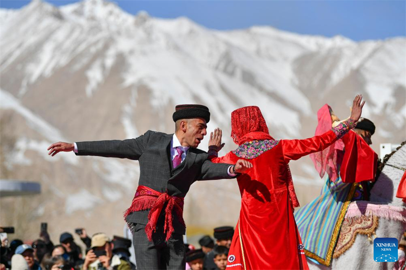 Οι εθνοτικ?? ομ?δε? των Τατζ?κων τη? Σιντζι?νγκ αξιοποιο?ν τι? παραδ?σει? του για την προ?θηση του τουρισμο?