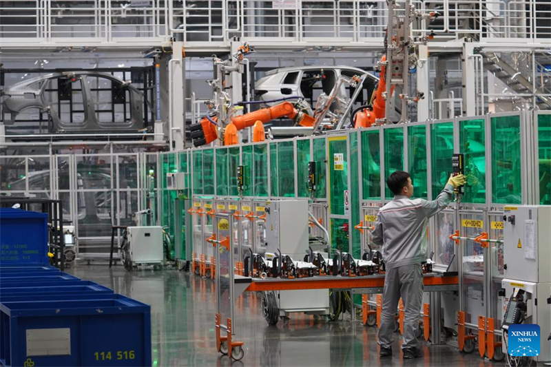 ?να? εργαζ?μενο? χειρ?ζεται εξοπλισμ? σε εργαστ?ριο συγκ?λληση? τη? Audi FAW NEV Co., Ltd. στο Changchun, στην επαρχ?α Jilin στη βορειοανατολικ? Κ?να, στι? 21 Μαρτ?ου 2025. (Φωτογραφ?α / Xinhua)