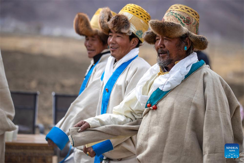 Ο Ν?μα (δεξι?) χορε?ει και τραγουδ? μαζ? με του? χωρικο?? σε μια τελετ? που σηματοδοτε? την ?ναρξη τη? ανοιξι?τικη? καλλιεργητικ?? περι?δου στην π?λη Κουσ?ρ, στην κομητε?α Λιν?τζε, στη νοτιοδυτικ? Αυτ?νομη Περιοχ? Σιτζ?νγκ τη? Κ?να?, στι? 16 Μαρτ?ου 2025. (Φωτογραφ?α / Xinhua)