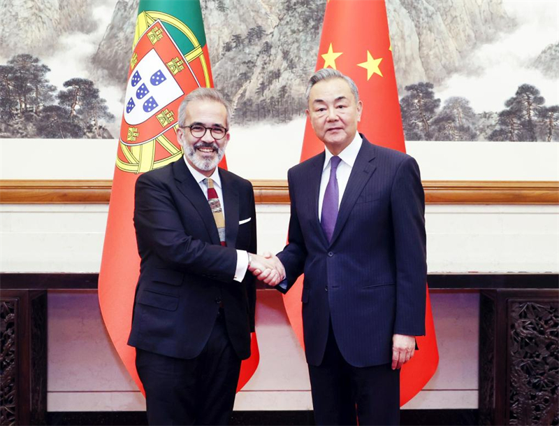 Ο Κιν?ζο? Υπουργ?? Εξωτερικ?ν, Γου?νγκ Γι, που ε?ναι επ?ση? μ?λο? του Πολιτικο? Γραφε?ου τη? Κεντρικ?? Επιτροπ?? του Κομμουνιστικο? Κ?μματο? τη? Κ?να?, πραγματοπο?ησε το δε?τερο στρατηγικ? δι?λογο Κ?να?-Πορτογαλ?α? σε επ?πεδο υπουργ?ν Εξωτερικ?ν με τον Υπουργ? Εξωτερικ?ν και Κρατικ?ν Υποθ?σεων τη? Πορτογαλ?α?, Π?ουλο Ρ?νγκελ, στο Πεκ?νο, πρωτε?ουσα τη? Κ?να?, στι? 25 Μαρτ?ου 2025. (Φωτογραφ?α / Xinhua)