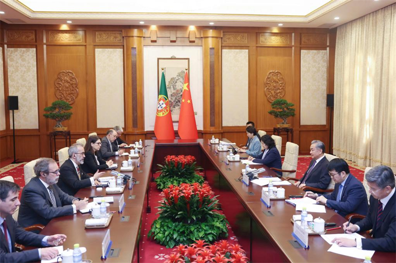 Ο Κιν?ζο? Υπουργ?? Εξωτερικ?ν, Γου?νγκ Γι, που ε?ναι επ?ση? μ?λο? του Πολιτικο? Γραφε?ου τη? Κεντρικ?? Επιτροπ?? του Κομμουνιστικο? Κ?μματο? τη? Κ?να?, πραγματοπο?ησε το δε?τερο στρατηγικ? δι?λογο Κ?να?-Πορτογαλ?α? σε επ?πεδο υπουργ?ν Εξωτερικ?ν με τον Υπουργ? Εξωτερικ?ν και Κρατικ?ν Υποθ?σεων τη? Πορτογαλ?α?, Π?ουλο Ρ?νγκελ, στο Πεκ?νο, πρωτε?ουσα τη? Κ?να?, στι? 25 Μαρτ?ου 2025. (Φωτογραφ?α / Xinhua)