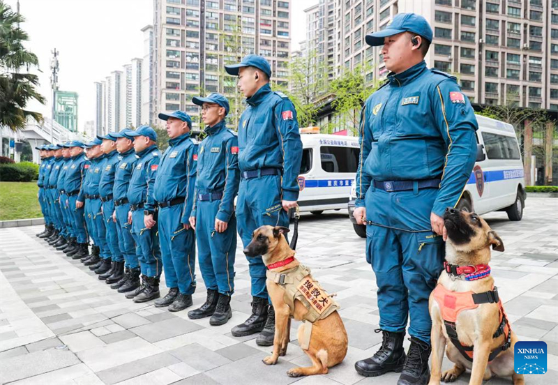 Μ?λη τη? ομ?δα? Blue Sky Rescue, μια? κινεζικ?? πολιτικ?? ομ?δα? δι?σωση?, ελ?γχουν τον εξοπλισμ? δι?σωση? πριν απ? την αναχ?ρησ? του? στη νοτιοδυτικ? κινεζικ? επαρχ?α Τσονγκτσ?νγκ, στι? 30 Μαρτ?ου 2025. Φωτογραφ?α / Xinhua