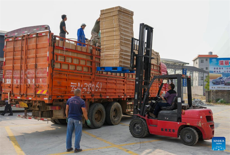 Εργ?τε? μεταφ?ρουν σκην?? που πρ?κειται να σταλο?ν στη Μιανμ?ρ για την ανακο?φιση απ? τον σεισμ?, στο Ρου?λ?, στη νοτιοδυτικ? κινεζικ? επαρχ?α Γιουν?ν, στι? 29 Μαρτ?ου 2025. Φωτογραφ?α / Xinhua