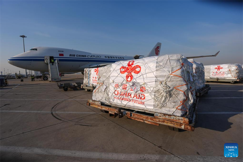 Αυτ? η φωτογραφ?α δε?χνει την πρ?τη παρτ?δα ?κτακτη? ανθρωπιστικ?? βο?θεια? τη? Κ?να? προ? τη Μιανμ?ρ στο Διεθν?? Αεροδρ?μιο Beijing Capital, στο Πεκ?νο, πρωτε?ουσα τη? Κ?να?, στι? 31 Μαρτ?ου 2025. (Φωτογραφ?α / Xinhua)