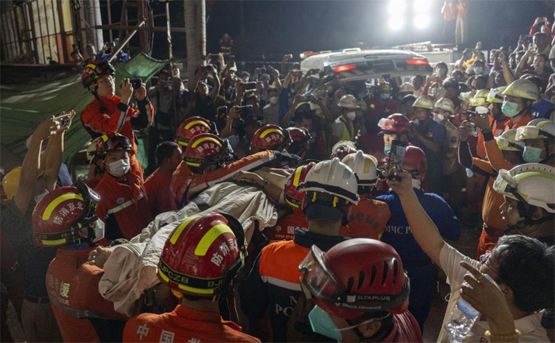 Αυτ? η φωτογραφ?α, που τραβ?χτηκε στι? 31 Μαρτ?ου 2025, δε?χνει την Ομ?δα ?ρευνα? και Δι?σωση? τη? Κ?να? με την επιζ?σα που δι?σωσαν στην π?λη Μανταλ?ι τη? Μυανμ?ρ. (Φωτογραφ?α / Xinhua)