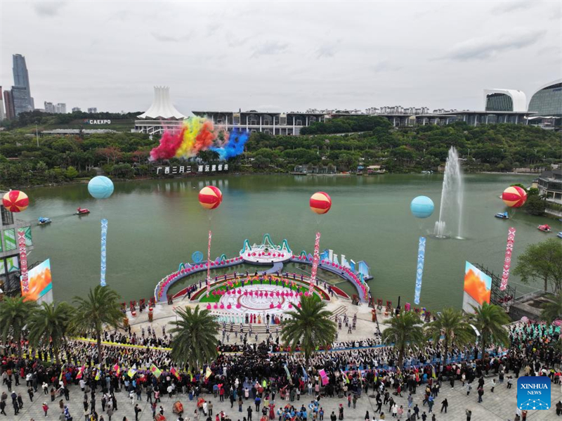 Εικ?νε? απ? τι? καρναβαλικ?? εκδηλ?σει? του Φεστιβ?λ Sanyuesan στη Ναν?νγκ, Γκουανγκσ?