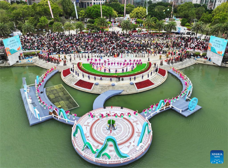 Ενα?ρια φωτογραφ?α απ? drone, που τραβ?χτηκε στι? 31 Μαρτ?ου 2025, δε?χνει την τελετ? ?ναρξη? του καρναβαλιο? στη Ναν?νγκ, στην Αυτ?νομη Περιοχ? Guangxi Zhuang τη? ν?τια? Κ?να?. (Φωτογραφ?α / Xinhua)