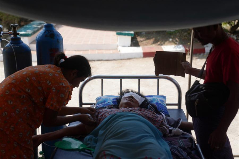 Μια γυνα?κα που τραυματ?στηκε σε σεισμ? δ?χεται ιατρικ? περ?θαλψη σε σκην? σε νοσοκομε?ο στην π?λη Ν?ι Πι Τ?ου, Μιανμ?ρ, στι? 31 Μαρτ?ου 2025. (Φωτογραφ?α / Xinhua)