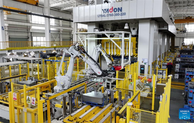 Ρομποτικο? βραχ?ονε? λειτουργο?ν σε εργαστ?ριο εταιρε?α? κατασκευ?? ανταλλακτικ?ν αυτοκιν?των στην κομητε?α Φ?ισι τη? Χεφ?ι, στην ανατολικ? επαρχ?α Ανχο?ι τη? Κ?να?, στι? 31 Μαρτ?ου 2025. (Φωτογραφ?α / Xinhua)