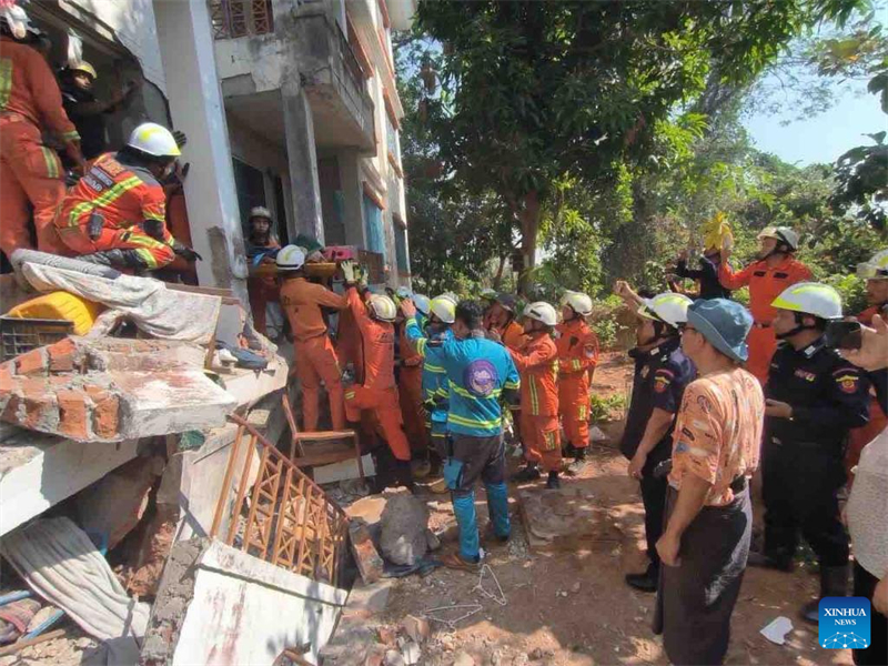 Αυτ? η φωτογραφ?α, που λ?φθηκε στι? 1 Απριλ?ου 2025, δε?χνει την επιχε?ρηση δι?σωση? μια? παγιδευμ?νη? γυνα?κα? στη Ν?ι Πι Τ?ου, Μιανμ?ρ. Μια 63χρονη γυνα?κα, η οπο?α ?ταν παγιδευμ?νη κ?τω απ? τα συντρ?μμια για 91 ?ρε? μετ? απ? ?ναν ισχυρ? σεισμ? στη Μιανμ?ρ, διασ?θηκε την Τρ?τη στη Ν?ι Πι Τ?ου, σ?μφωνα με την Υπηρεσ?α Πυροσβεστικ?? τη? Μιανμ?ρ (MFSD). (Φωτογραφ?α / Xinhua)