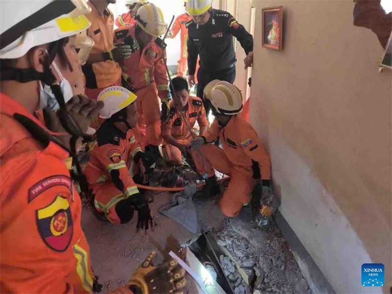 Αυτ? η φωτογραφ?α, που λ?φθηκε στι? 1 Απριλ?ου 2025, δε?χνει την επιχε?ρηση δι?σωση? μια? παγιδευμ?νη? γυνα?κα? στη Ν?ι Πι Τ?ου, Μιανμ?ρ. Μια 63χρονη γυνα?κα, η οπο?α ?ταν παγιδευμ?νη κ?τω απ? τα συντρ?μμια για 91 ?ρε? μετ? απ? ?ναν ισχυρ? σεισμ? στη Μιανμ?ρ, διασ?θηκε την Τρ?τη στη Ν?ι Πι Τ?ου, σ?μφωνα με την Υπηρεσ?α Πυροσβεστικ?? τη? Μιανμ?ρ (MFSD). (Φωτογραφ?α / Xinhua)