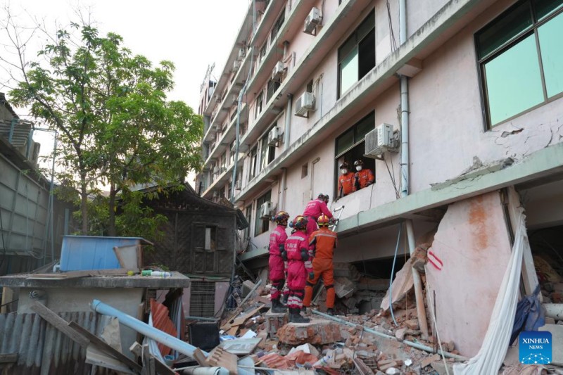 Ακ?μα μ?α δι?σωση απ? τα συντρ?μμια στη Μιανμ?ρ απ? του? Κιν?ζου? διασ?στε? στην π?λη Μανταλ?ι που επλ?γη απ? σεισμ?