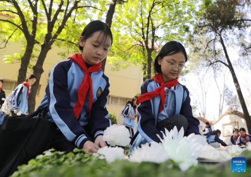 Φ?ρο τιμ?? αποτ?ουν οι Κιν?ζοι εν ?ψει του Τσινγκμ?νγκ σε ?λη την επικρ?τεια