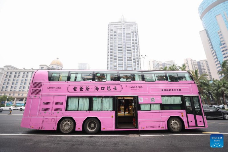 To λεωφορε?ο Laobacha Haikou, το οπο?ο εκτελε? ειδικ? διαδρομ? αφιερωμ?νη στην ?κθεση Διεθν?ν Καταναλωτικ?ν Προ??ντων τη? Κ?να?, φα?νεται στο Χα?κο?, επαρχ?α Χα?ν?ν, ν?τια τη? Κ?να?, στι? 6 Απριλ?ου 2025. 
