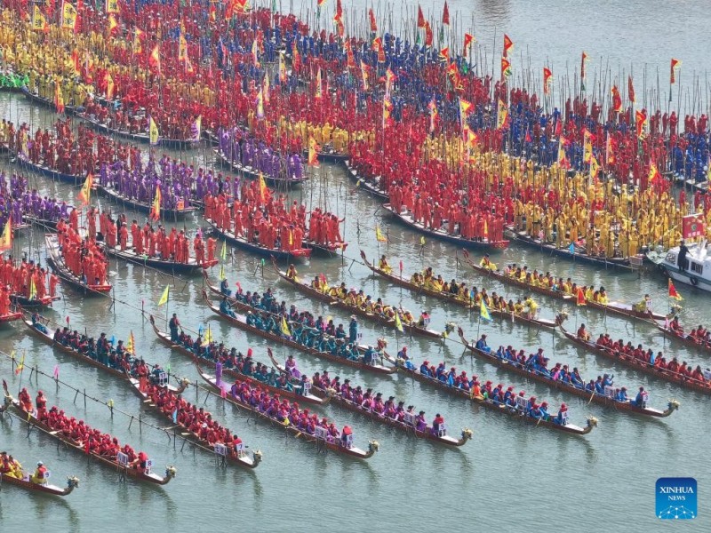 Αεροφωτογραφ?α απ? drone, τραβηγμ?νη στι? 6 Απριλ?ου 2025, δε?χνει ανθρ?που? να συγκεντρ?νονται για το Φεστιβ?λ Βαρκ?ν Qintong 2025 που πραγματοποιε?ται στο Εθνικ? Π?ρκο Υγροτ?πων Qinhu, στην Περιφ?ρεια Τζιανγι?ν τη? π?λη? Τα?τζ?ου στην επαρχ?α Τζιανγκσο?, στην ανατολικ? Κ?να. 