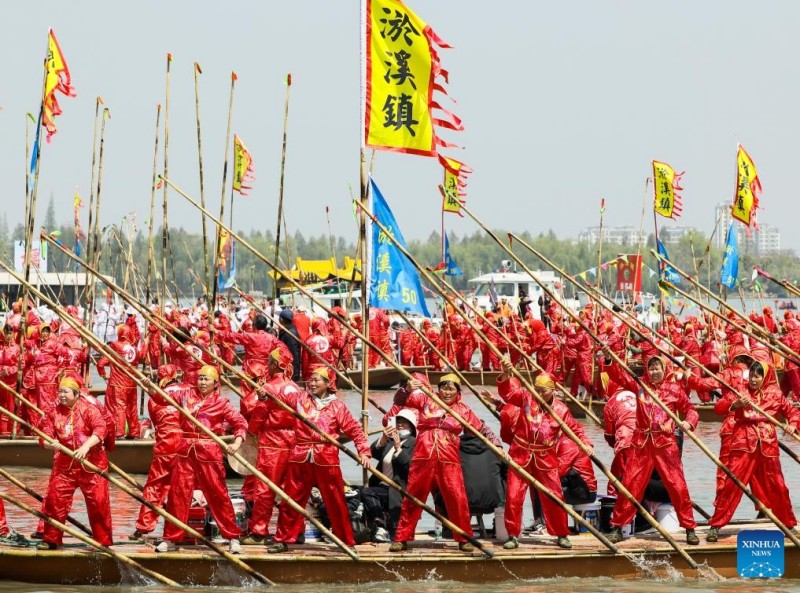 Εντυπωσιακ?? εικ?νε? απ? το Φεστιβ?λ Βαρκ?ν Qintong?τη? Τα?τζ?ου στην Ανατολικ? Κ?να