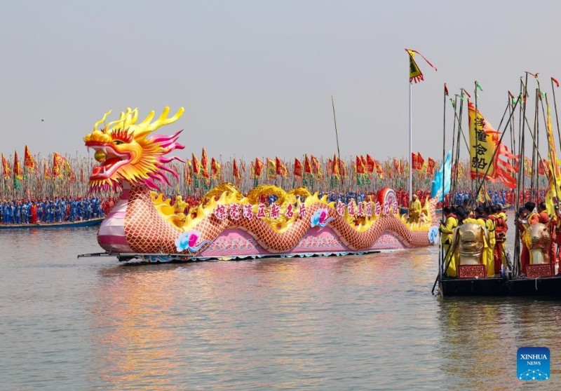 Εντυπωσιακ?? εικ?νε? απ? το Φεστιβ?λ Βαρκ?ν Qintong?τη? Τα?τζ?ου στην Ανατολικ? Κ?να