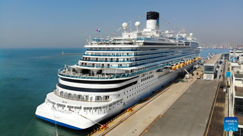 Αεροφωτογραφ?α απ? drone που τραβ?χτηκε στι? 6 Απριλ?ου 2025 δε?χνει το Adora Magic City να ε?ναι δεμ?νο στο Διεθν?? Τερματικ? Κρουαζιερ?πλοιων του Τσινγκντ?ο, στην επαρχ?α Σαντ?νγκ τη? ανατολικ?? Κ?να?.