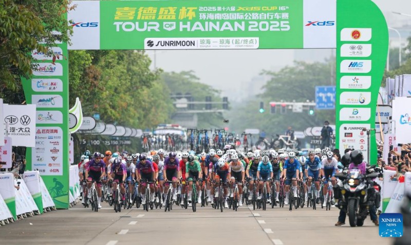  Οι ποδηλ?τε? ξεκινο?ν απ? το σημε?ο εκκ?νηση? κατ? τη δι?ρκεια τη? 1η? διαδρομ?? του 16ου Ποδηλατικο? Γ?ρου τη? Χα?ν?ν στο Τσιονγκχ?ι, επαρχ?α Χα?ν?ν τη? ν?τια? Κ?να?, στι? 7 Απριλ?ου 2025.