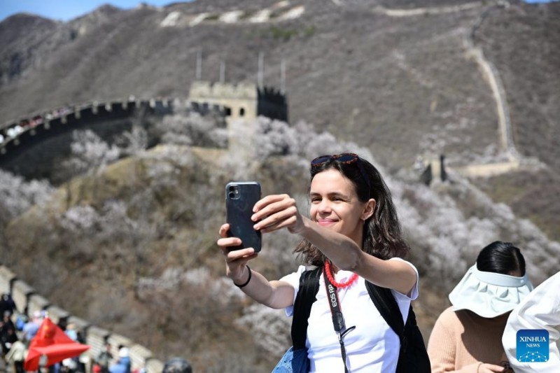 Ανοιξι?τικο τοπ?ο στα τμ?ματα Mutianyu?και Jiankou?του Σινικο? Τε?χου? στο Πεκ?νο